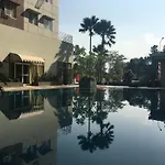 Relaxing Studio At Pinewood Apartment Near Unpad Jatinangor By Travelio