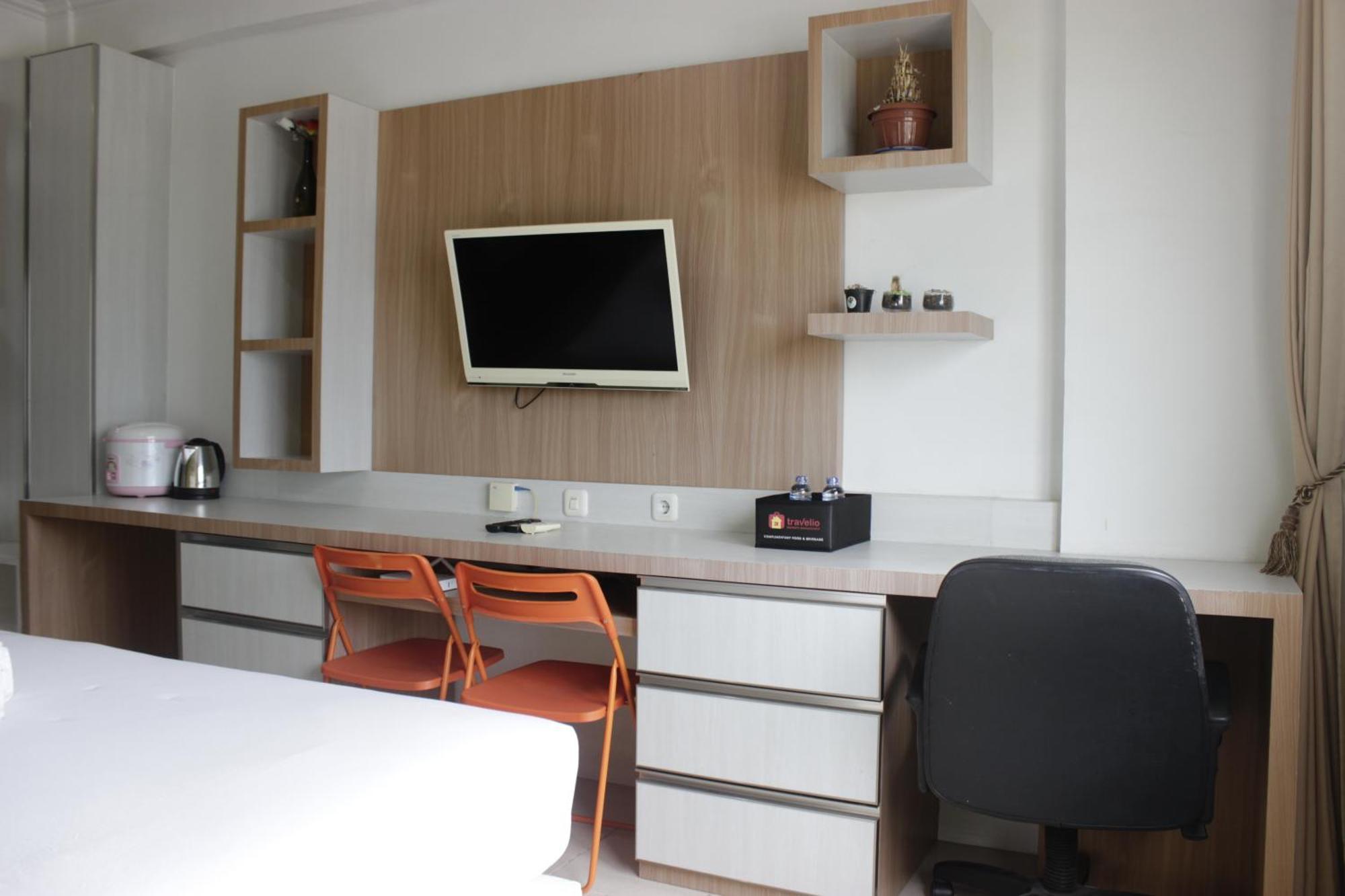Relaxing At Pinewood Near Unpad Jatinangor By Travelio *