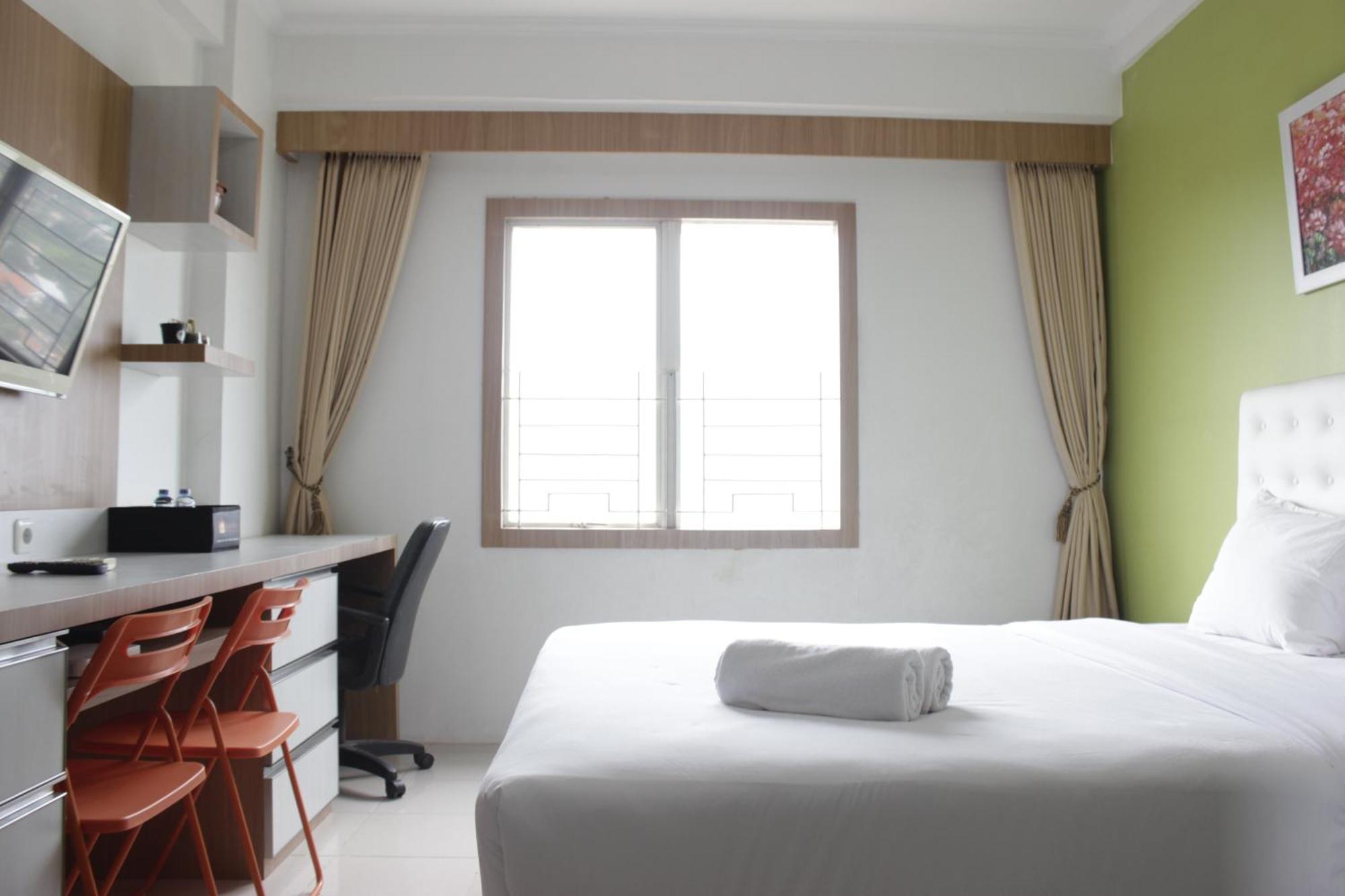 Relaxing At Pinewood Near Unpad Jatinangor By Travelio